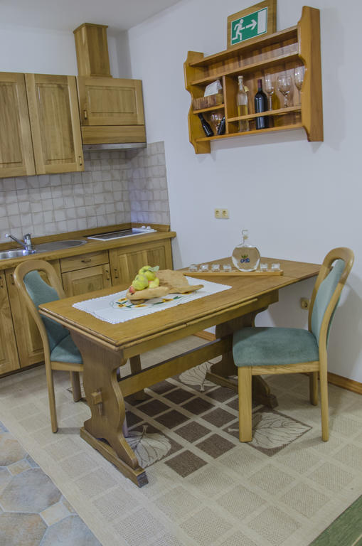 Miskar Rooms Cerknica Buitenkant foto